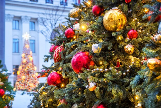 Neujahr und bunte Kugeln auf Weihnachtsbäumen Moskau