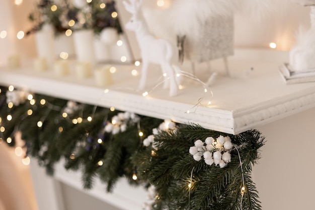 Neujahr Weihnachten Hintergrund Neujahr Dekor auf einem weißen Tisch dekorative Tannen Geschenk und weißes Haus Vorderansicht