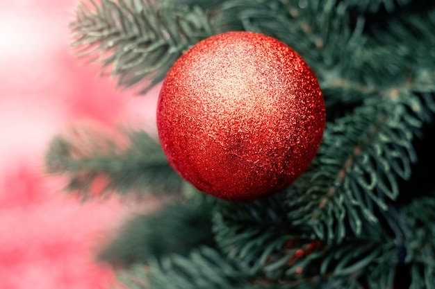 Neujahrs-Spielzeug eine Kugel auf einem Weihnachtsbaum Weihnachtsbaum mit roter Kugel Nahaufnahme