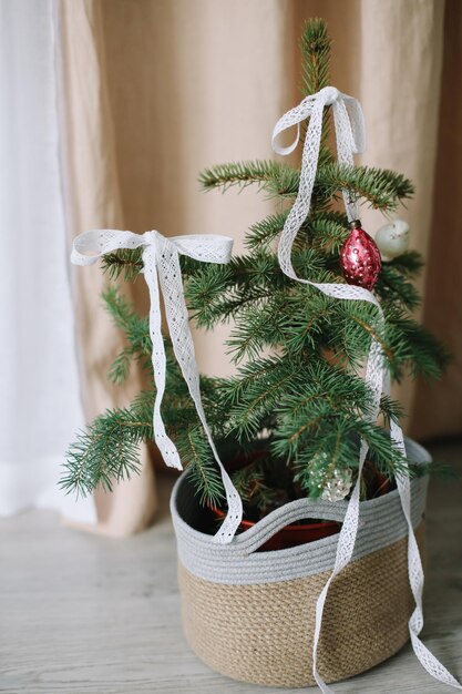 Foto neujahrs spitzendekorationen für den weihnachtsbaum im öko-stil ohne abfall weihnachten-konzept vintage