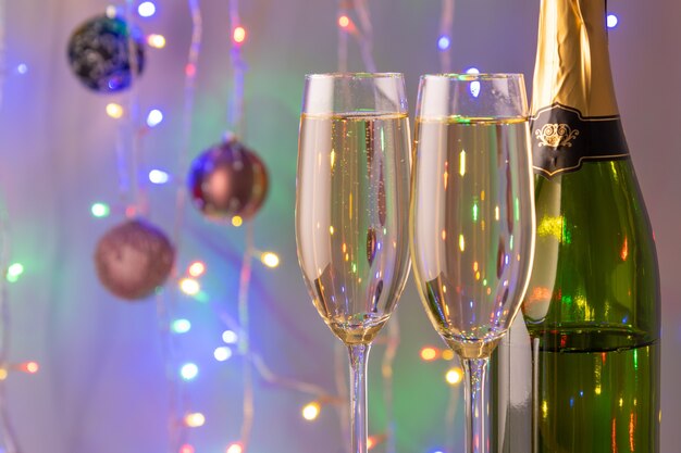 Neujahrs-Toast-Champagner-Konzept mit festlichen Dekorationen