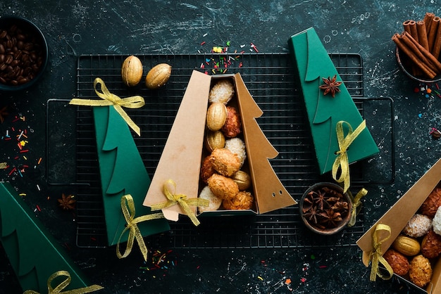 Neujahrs- und Weihnachtsgebäck Kekse in Form von Walnüssen mit Schokolade, Kokosnuss und Mandeln Ansicht von oben Süßriegel