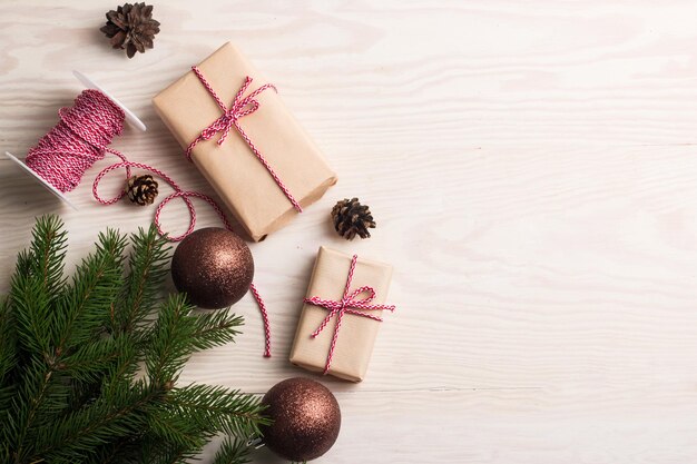 Neujahrs- und Weihnachtsgeschenke unter einem Baum. Winterurlaub-Konzept.