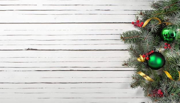 Neujahrs- und Weihnachtshintergrund mit Weihnachtsbaum auf weißem Holzhintergrund Frohe Weihnachten