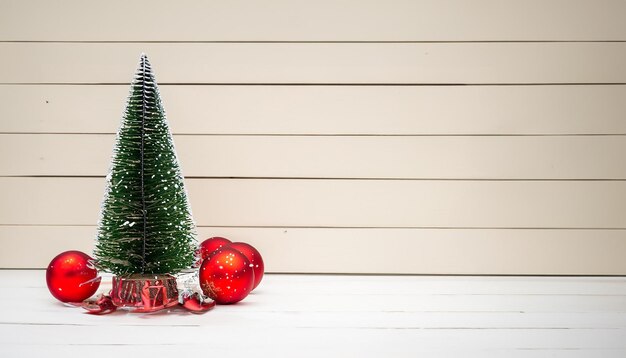 Neujahrs- und Weihnachtshintergrund mit Weihnachtsbaum auf weißem Holzhintergrund Frohe Weihnachten