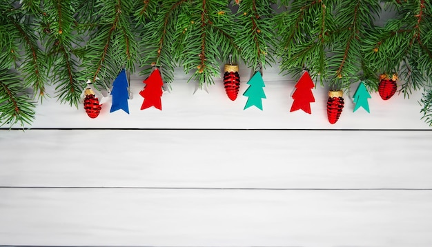 Foto neujahrs- und weihnachtshintergrund mit weihnachtsbaum auf weißem holzhintergrund frohe weihnachten