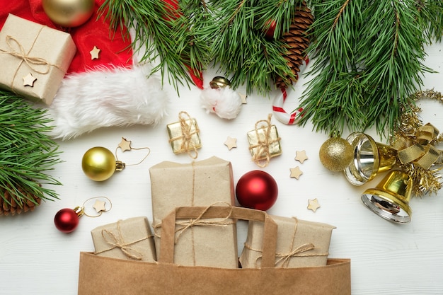 Neujahrs- und Weihnachtskonzept und Urlaubseinkäufe