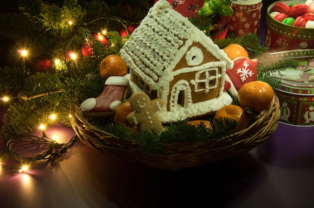 Neujahrs-Weihnachtsplätzchen mit Mandarinen und einem kleinen Haus