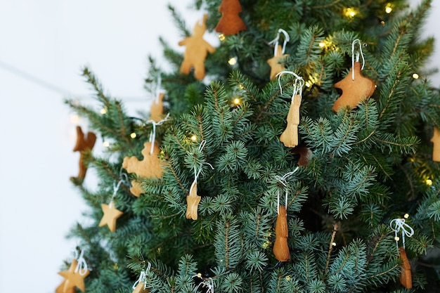 Neujahrsbaum mit Lebkuchen und Lichtern geschmückt