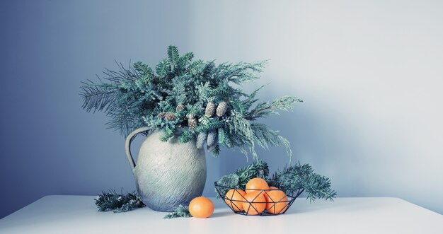 Neujahrsdekor mit Mandarinen auf grauem Hintergrund