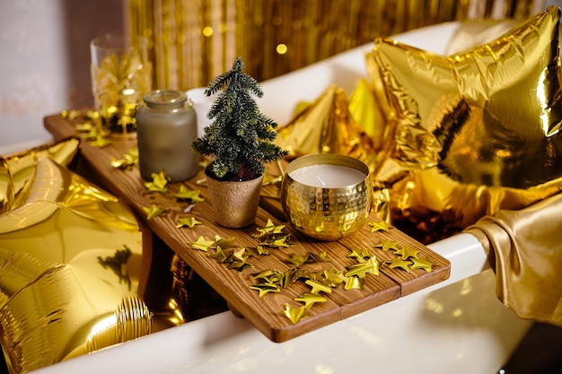 Neujahrsdekoration des zimmers in goldener farbe das konzept der feiertags- und festlichen gestaltung wohnkultur für das neue jahr