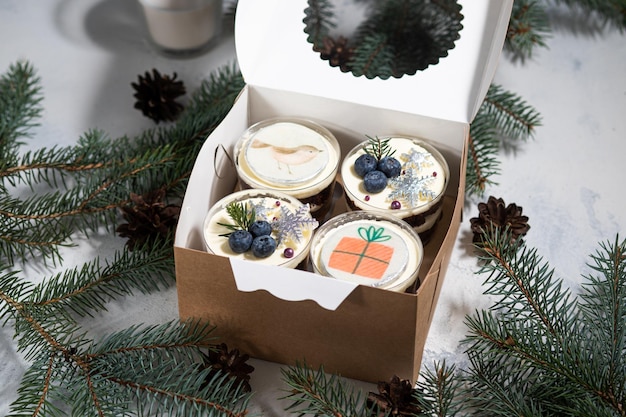 Neujahrsdessert aus Keks, Sahne und Beeren-Karamell-Füllung. Weihnachtskleinigkeiten in einer Schachtel, auf Bestellung.