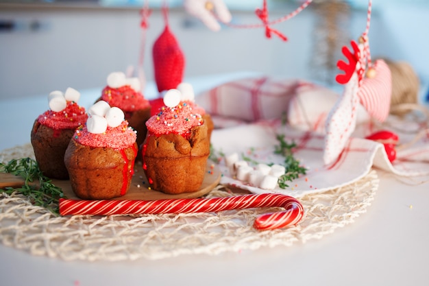 Neujahrsfeier Cupcakes, Schokoladenmuffins auf dem Tisch