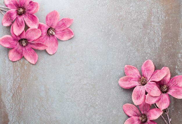 Neujahrsfeier und Weihnachtshintergrund mit rosa Blumen. Draufsicht.