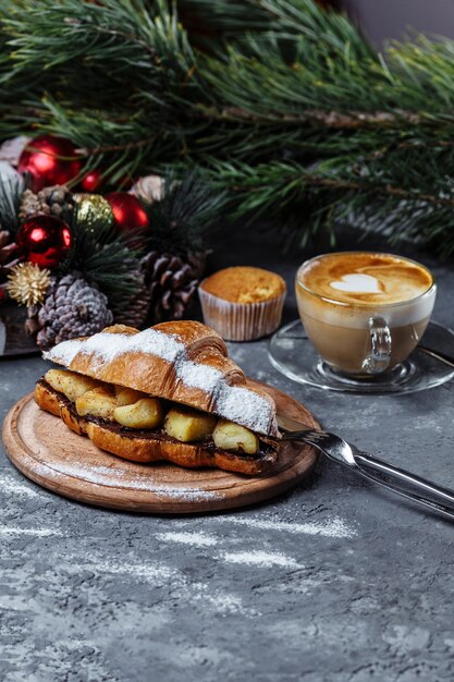 Neujahrsfrühstück mit Croissants.