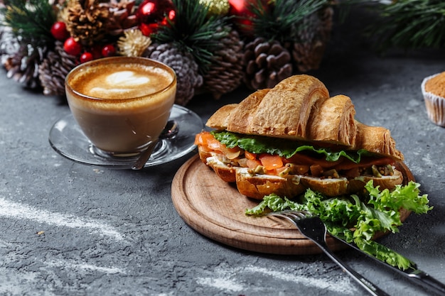 Neujahrsfrühstück mit Croissants.