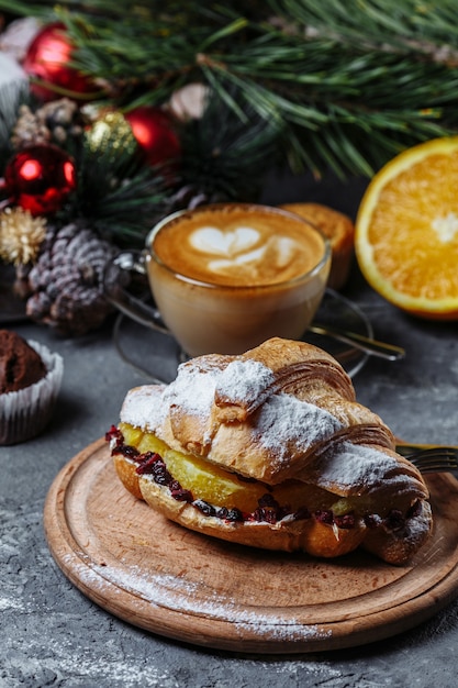 Neujahrsfrühstück mit Croissants