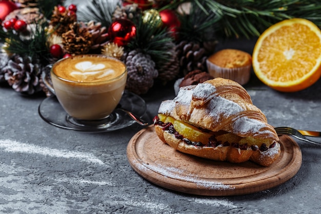 Neujahrsfrühstück mit Croissants