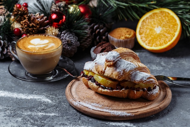 Neujahrsfrühstück mit Croissants