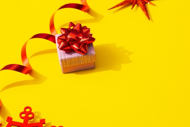 Neujahrsgeschenkraum für Geschenkliste Geschenkbox mit roter Schleife auf gelbem Hintergrund
