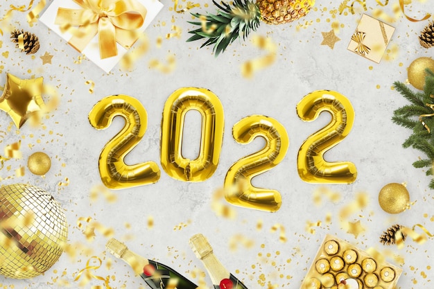 Neujahrsgoldset mit goldenen Geschenken, Sternen, Süßigkeiten, Champagner, goldener Spiegelkugel, Ananas und Konfetti mit goldenen Ballons 2022 auf grauem Hintergrund, Draufsicht. Silvester 2022 Party, Konzept.