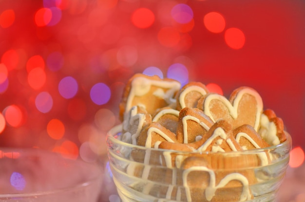 Neujahrshintergrund mit Lebkuchenplätzchen Lebkuchenplätzchen auf abstraktem, verschwommenem Bokeh-Hintergrund