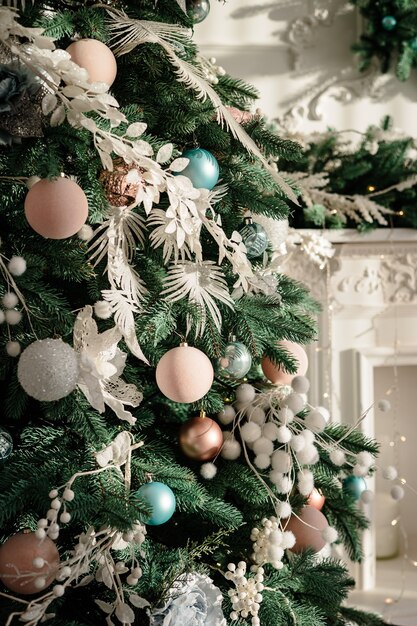 Neujahrsinterieur in der Wohnung, Weihnachtsbaum mit Spielzeug geschmückt, Geschenke unter dem Weihnachtsbaum, Innenarchitektur