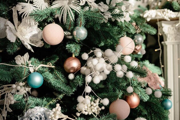Neujahrsinterieur in der Wohnung, Weihnachtsbaum mit Spielzeug geschmückt, Geschenke unter dem Weihnachtsbaum, Innenarchitektur