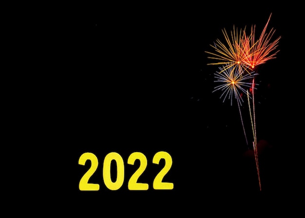 Neujahrskarte für 2022 mit goldenen Ziffern auf Feuerwerkshintergrund.