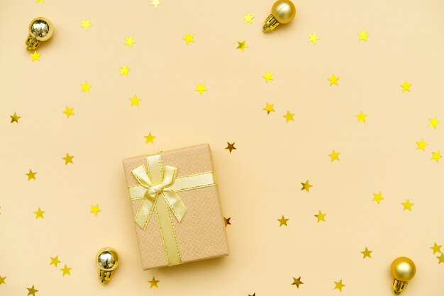 Neujahrskomposition Weihnachtskugeln Goldschmuck und Geschenkbox mit Süßigkeiten in Form von Golds...
