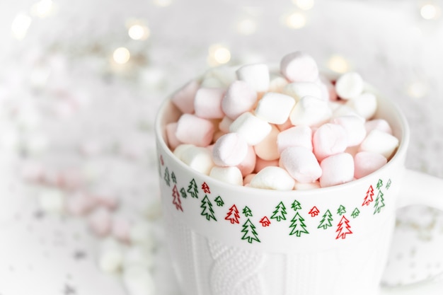 Neujahrskonzept. Tasse mit heißer Schokolade und Marshmallows hautnah