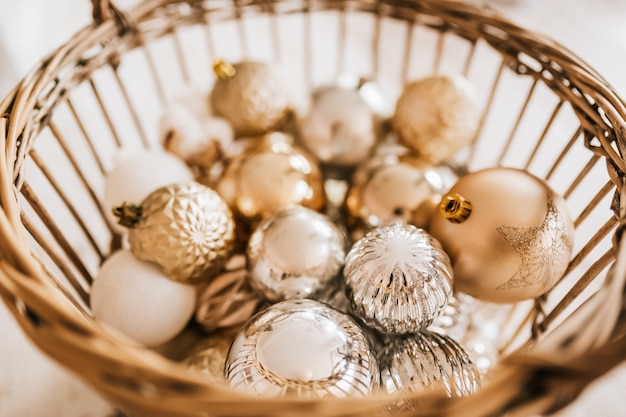 Neujahrskorb mit Weihnachtsspielzeug auf Holzboden