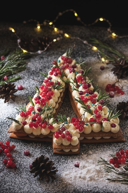 Neujahrskuchen in Form eines Weihnachtsbaumes