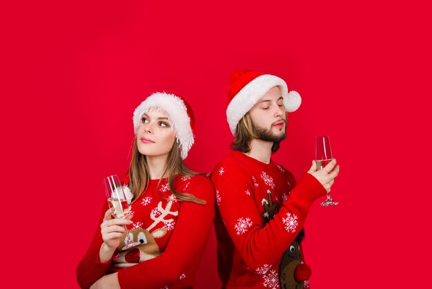 Neujahrspaar mit Champagner. Weihnachtspaar. Weihnachtsgeschenke. Beziehungen. Neujahrsverkauf. Rabatt. Weihnachtswerbung. Glas Champagner.