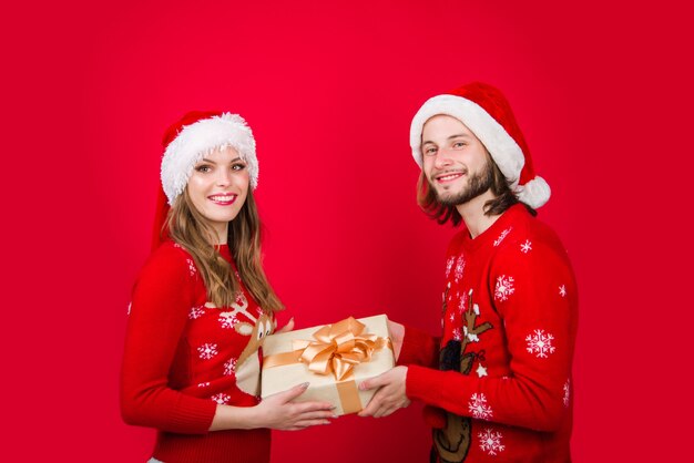 Neujahrspaar. Weihnachtsgeschenke. Geschenkbox. Werbung. Geschenke verschenken. Beziehungen. Neujahrsverkauf.