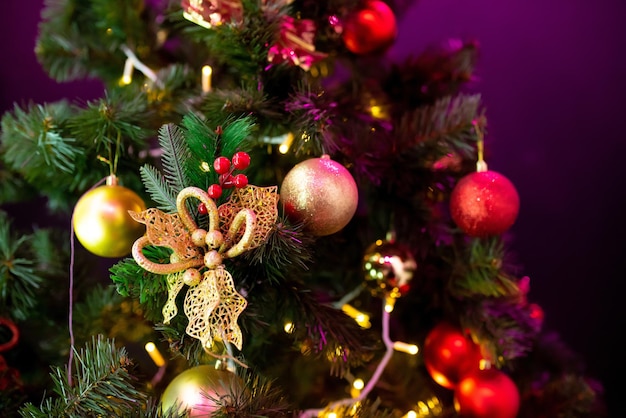 Neujahrsspielzeug auf dem Baum im dunklen Licht. Nahansicht