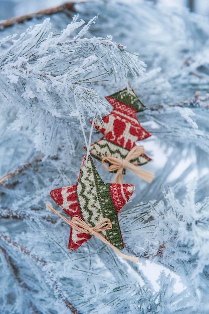 Neujahrsspielzeug auf einem verschneiten Baum