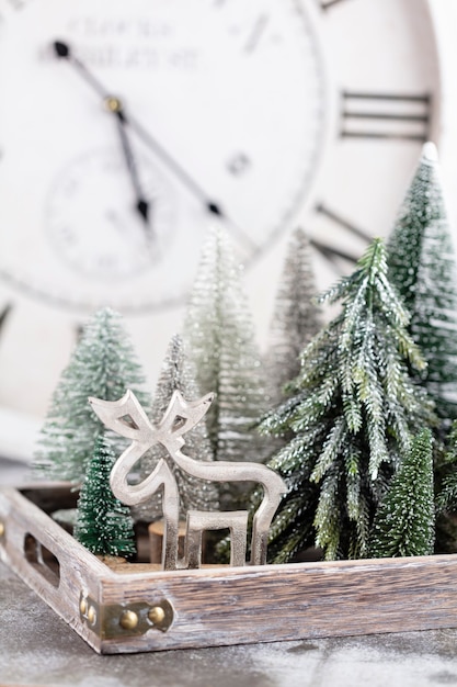 Neujahrsuhr. Verziert mit Weihnachtsbaumdekorationshintergrund. Feierkonzept für Silvester.