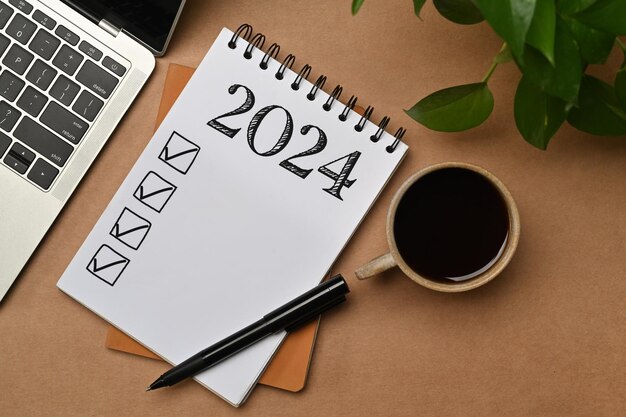 Neujahrsziele für 2024 auf Notizpapier Pläne, Vorsätze und Anfangskonzept