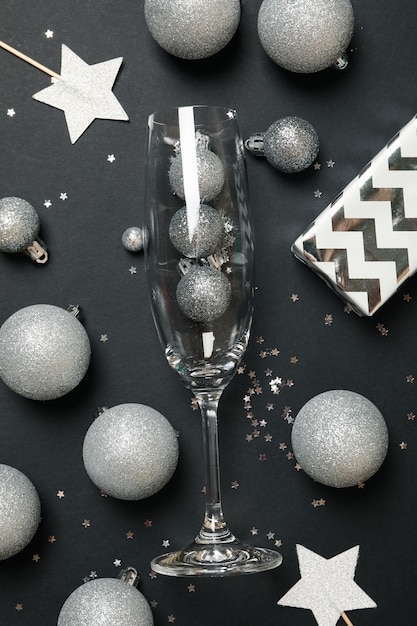 Neujahrszubehör und Champagnerglas