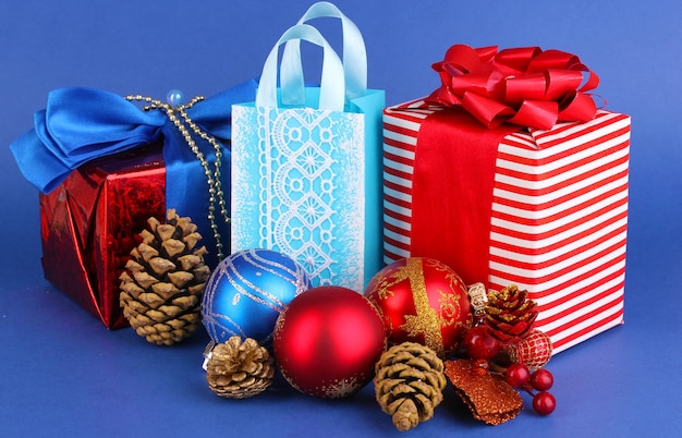 Neujahrszusammensetzung des Neujahrsdekors und der Geschenke auf blauem Hintergrund