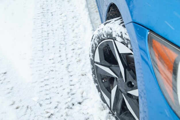 neumático de coche en invierno en la carretera