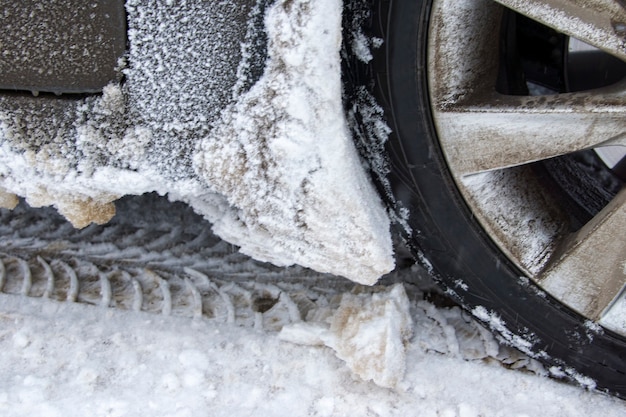 Neumático de invierno en carreteras nevadas.