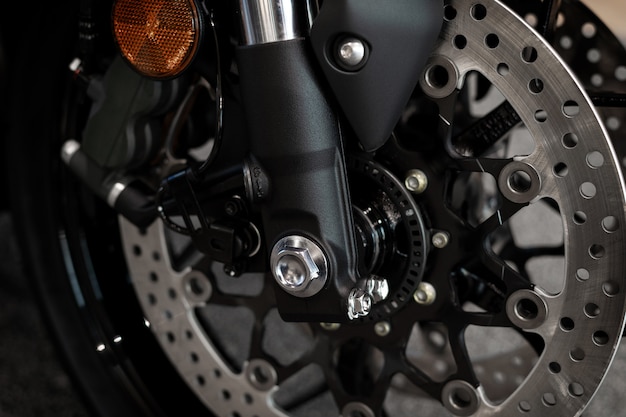 Neumático de primer plano y plato de cocción de motocicleta deportiva (bicicleta grande)