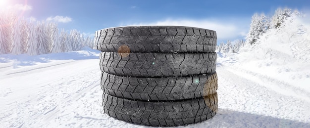 Los neumáticos apilados encima de otros en una carrera llena de nieve en invierno