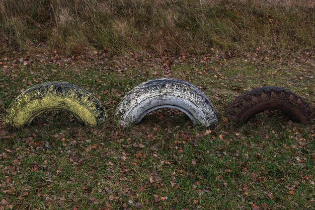 Foto neumáticos de automóviles excavados en el suelo para equipos deportivos