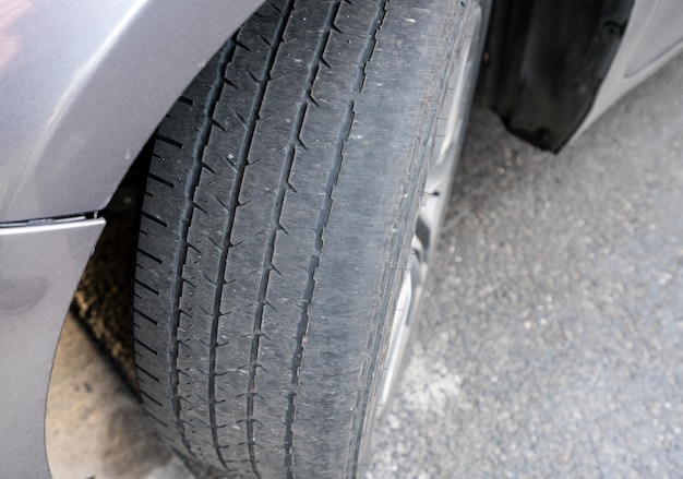 Neumáticos calvos de la rueda delantera en el vehículo que necesitan reemplazo