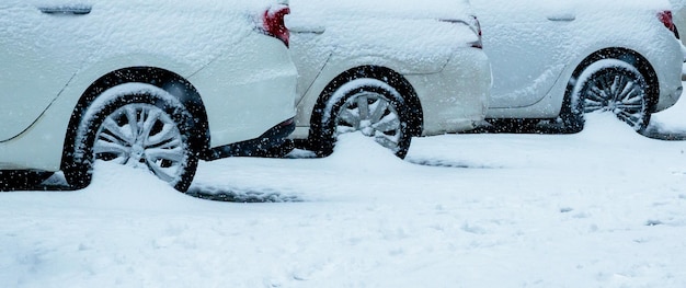 neumáticos de coche en un día de nieve