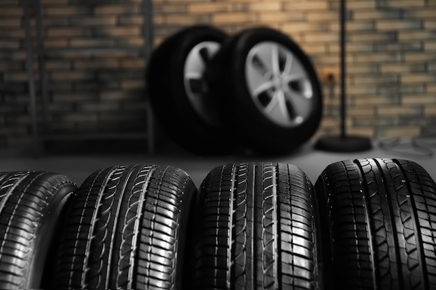 Los neumáticos de los coches en un fondo borroso