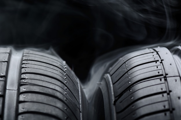 Neumáticos y humo negro